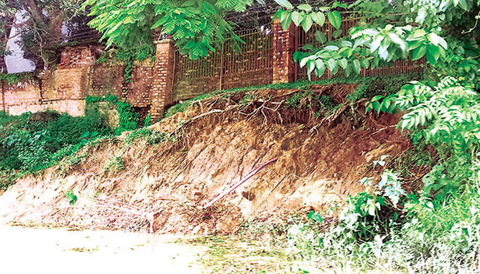কর্ণফুলীর করাল গ্রাসে প্রাচীন জুট মিল