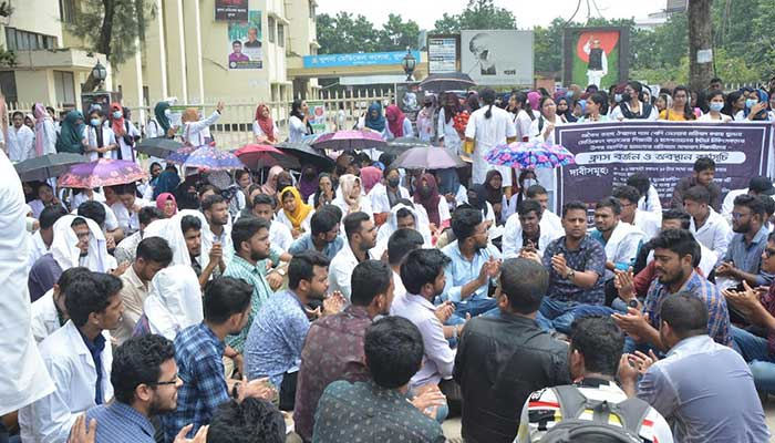 খুলনা মেডিকেলে ইন্টার্ন চিকিৎসক ও শিক্ষার্থীদের কর্মবিরতি স্থগিত