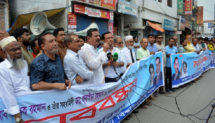 বিচারকদের জনতার আদালতে বিচারের ঘোষণা মিনুর