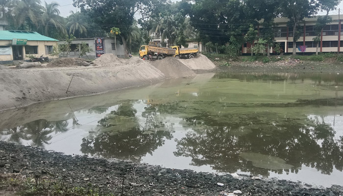 এডিপির টাকায় চলছে পুকুর ভরাট কাজ