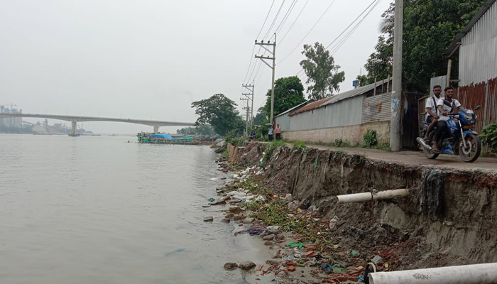 মেয়াদ শেষ, কাজ অর্ধেক, ধসেছে শহর রক্ষা বাঁধ