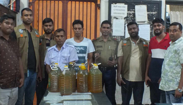 পাওয়ার কারের চালকসহ আটক ২
