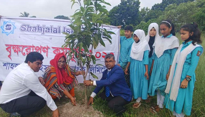 ফরিদপুরের বিভিন্ন স্কুলে গাছের চারা রোপণ করল শাহজালাল ইসলামী ব্যাংক