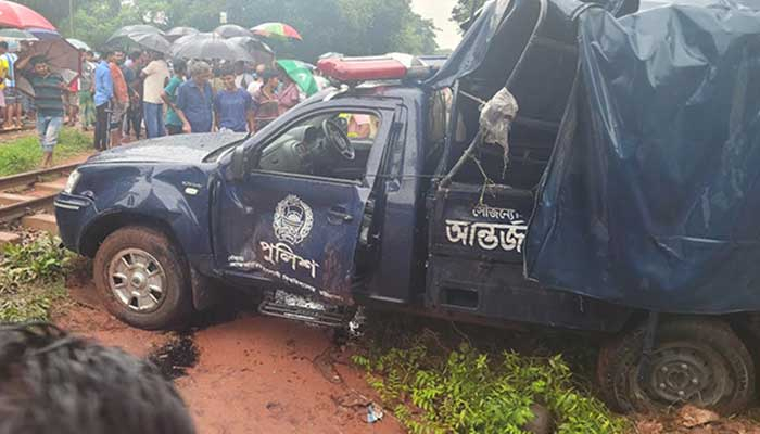 রেলক্রসিং যেন মরণফাঁদ