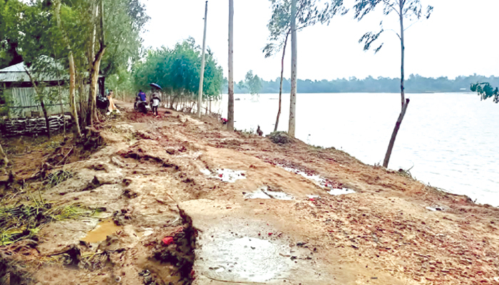 সর্বনাশের মূলে ভাঙা বেড়িবাঁধ আর রেললাইনের ‘ছোট সেতু’