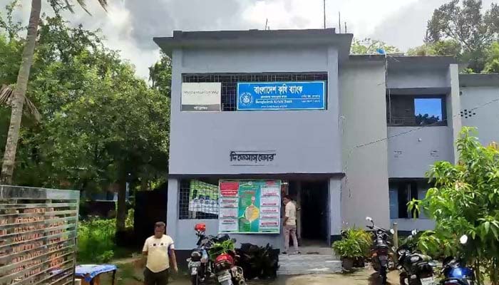কৃষককে মারধরের ঘটনায় ব্যাংকের ৩ কর্মকর্তা বরখাস্ত কৃষককে মারধরের ঘটনায় ব্যাংকের ৩ কর্মকর্তা বরখাস্ত