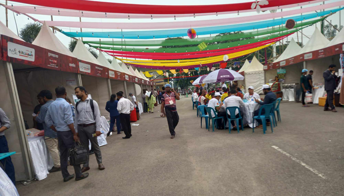 ঢাকায় পর্যটন মেলা শুরু, মিলছে মুখরোচক খাবার ঢাকায় পর্যটন মেলা শুরু, মিলছে মুখরোচক খাবার