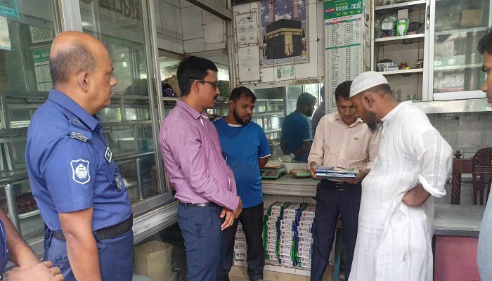 দইয়ে ওজন কম দেওয়ায় ৩ প্রতিষ্ঠানকে জরিমানা দইয়ে ওজন কম দেওয়ায় ৩ প্রতিষ্ঠানকে জরিমানা