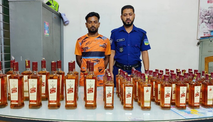 বস্তাভর্তি মদ নিয়ে গাড়ির জন্য অপেক্ষা, হাতেনাতে ধরল পুলিশ বস্তাভর্তি মদ নিয়ে গাড়ির জন্য অপেক্ষা, হাতেনাতে ধরল পুলিশ