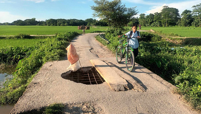 কালভার্টের স্ল্যাব ধস, ঝুঁকি নিয়ে চলাচল কালভার্টের স্ল্যাব ধস, ঝুঁকি নিয়ে চলাচল