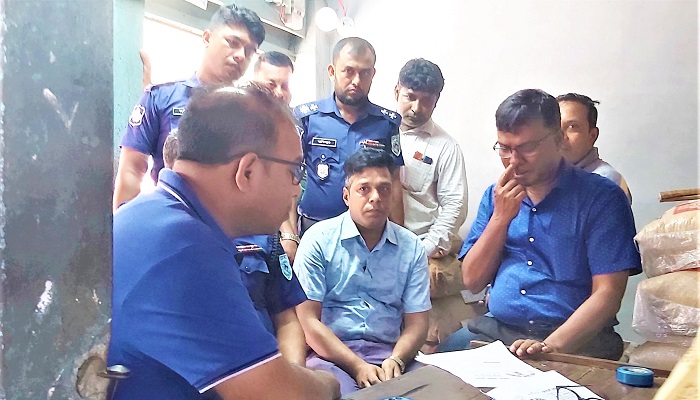 ব্যবসায়ীর গুদামে মিলল ২০ টন সরকারি চাল ব্যবসায়ীর গুদামে মিলল ২০ টন সরকারি চাল