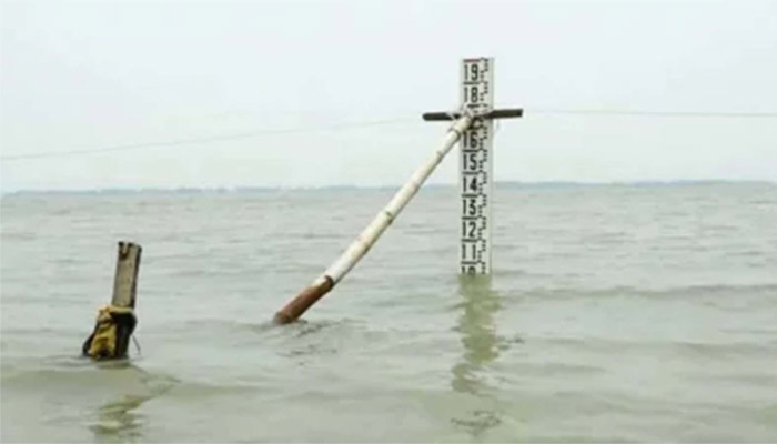 বিপৎসীমার ওপরে মেঘনার পানি, স্রোতে ভাঙছে বসতভিটা বিপৎসীমার ওপরে মেঘনার পানি, স্রোতে ভাঙছে বসতভিটা