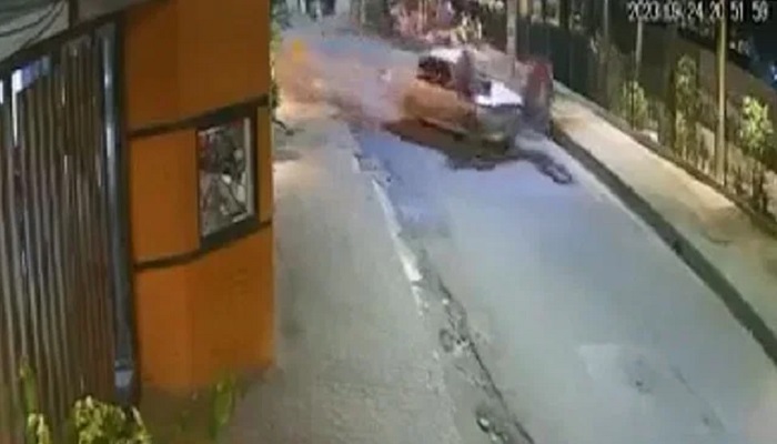 প্রাইভেটকার চালাচ্ছিল কিশোর, ঘটল ভয়ঙ্কর দুর্ঘটনা প্রাইভেটকার চালাচ্ছিল কিশোর, ঘটল ভয়ঙ্কর দুর্ঘটনা