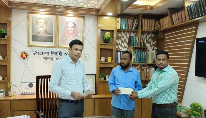 অসচ্ছল কৃষকের প্রণোদনা পেলেন সরকারি চাকরিজীবী ও ব্যবসায়ীরা