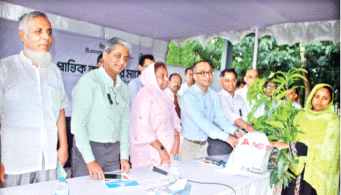 বগুড়ায় কৃষকদের মাঝে সিটি ব্যাংকের বীজ বিতরণ