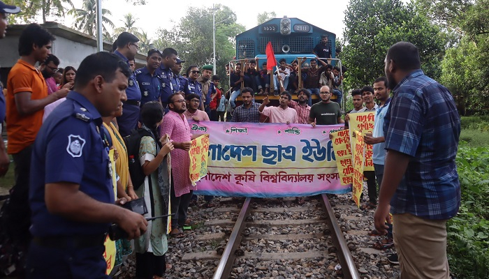 বাকৃবিতে ট্রেন থামিয়ে রেললাইন অবরোধ, বিক্ষোভ
