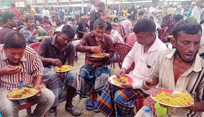 পেটপুরে খেলেন ৫ হাজার ভ্যানচালক