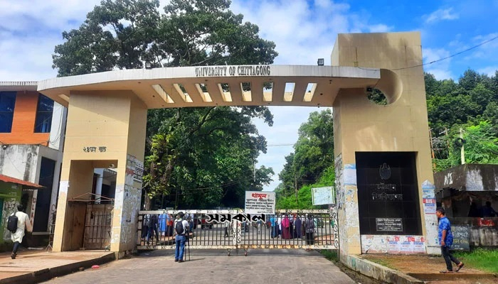 আল্টিমেটাম শেষেও হল ছাড়েনি চবির অছাত্র ও বহিষ্কৃতরা