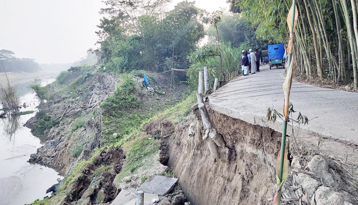 নদীভাঙনে দিশেহারা গ্রামবাসী