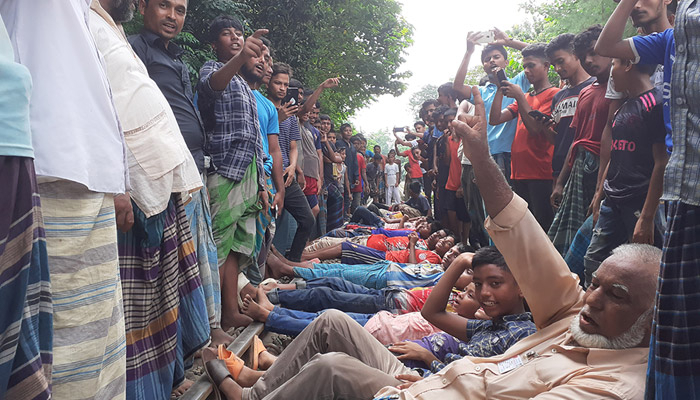 রেললাইন অবরোধ করে বন্ধ সড়ক চালুর দাবি