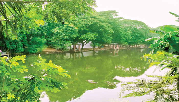 ফরাসি প্রেসিডেন্ট বরণে নতুন সাজে ধানমন্ডি লেক