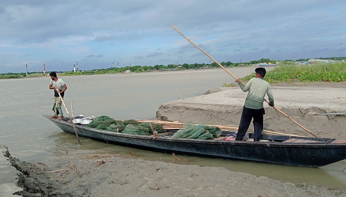 ফরিদপুরে মাছ শিকারে নিষিদ্ধ উপকরণ