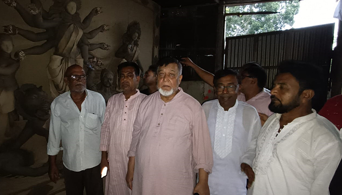 ফরিদপুরে দুর্গামন্দিরে ভাঙচুরের শিকার প্রতিমা পরিদর্শনে হা-মীম গ্রুপের চেয়ারম্যান