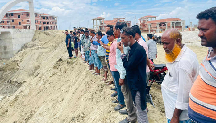 খালের বাঁধ অপসারণের দাবিতে বিক্ষোভ