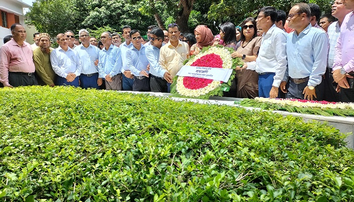 বঙ্গবন্ধুর সমাধিতে পদোন্নতিপ্রাপ্ত যুগ্ম সচিবদের শ্রদ্ধা