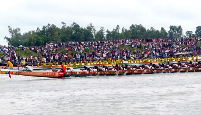 ব্রহ্মপুত্রের বুকে ছলাৎ ছলাৎ শব্দে গর্জে উঠল মাঝিমাল্লার বৈঠা