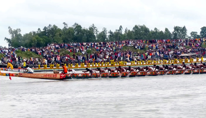 ব্রহ্মপুত্রের বুকে ছলাৎ ছলাৎ শব্দে গর্জে উঠল বৈঠা