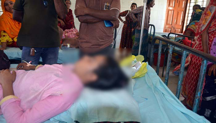 বাসে পেয়ারা খেয়ে ৪ পরীক্ষার্থী হাসপাতালে