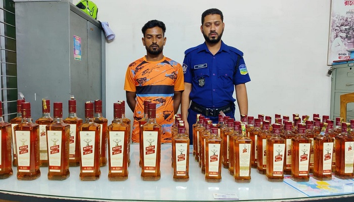 বস্তাভর্তি মদ নিয়ে গাড়ির জন্য অপেক্ষা, হাতেনাতে ধরল পুলিশ
