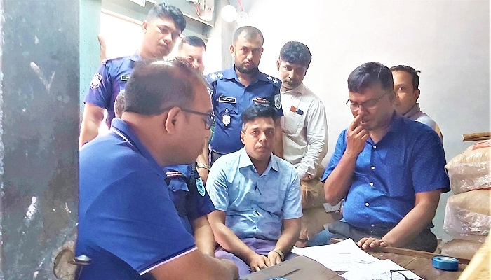 ব্যবসায়ীর গুদামে মিলল ২০ টন সরকারি চাল