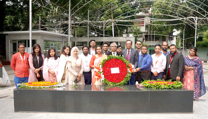 বঙ্গবন্ধুর প্রতিকৃতিতে প্রেসিডেন্সি ইউনিভার্সিটির উপাচার্যের শ্রদ্ধা