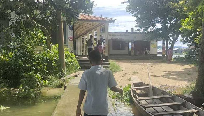১০ হাজার মানুষ পানিবন্দি, ১৯ স্কুলে পাঠদান বন্ধ