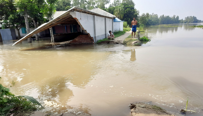 বাঁধ ভেঙে লোকালয়ে পানি, পানিবন্দি ৩ হাজার পরিবার