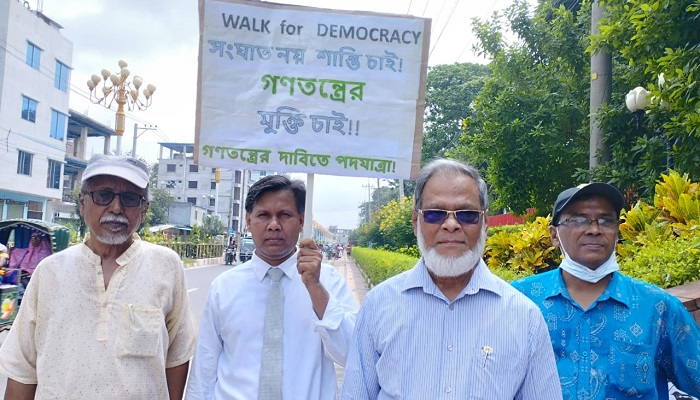গণতন্ত্রের জন্য রাবি অধ্যাপকের পদযাত্রা