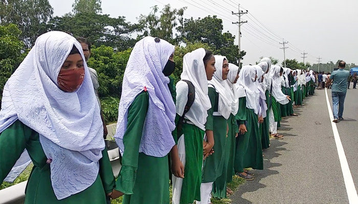 প্রধান শিক্ষকসহ জড়িতদের গ্রেপ্তার দাবি