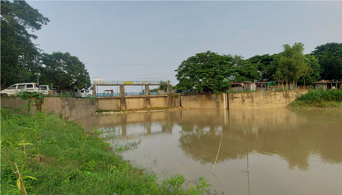 স্লুইসগেটে হারানোর পথে ১০ নদী