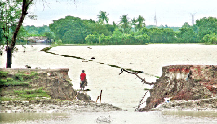 ডুমুরিয়ায় ডুবল ঘের-ফসলের ক্ষেত, দুর্ভোগে ৩ ইউনিয়নের মানুষ
