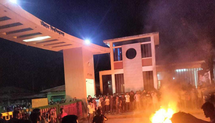 চবির শাটল ট্রেনের ছাদে গাছের ধাক্কা, ১৫ শিক্ষার্থী আহত