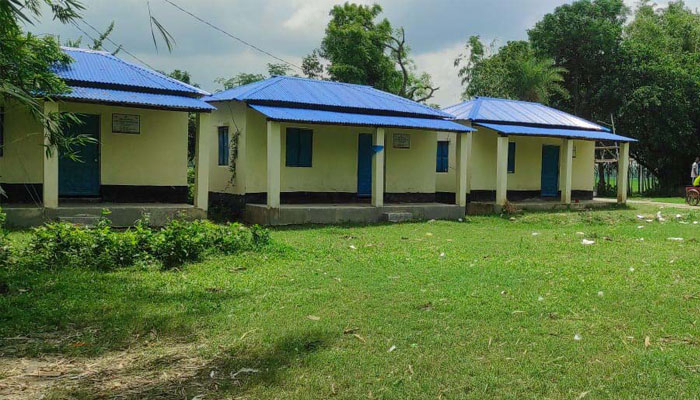 আশ্রয়ণ প্রকল্পের ঘর ভাড়া দিয়ে থাকেন বাড়িতে