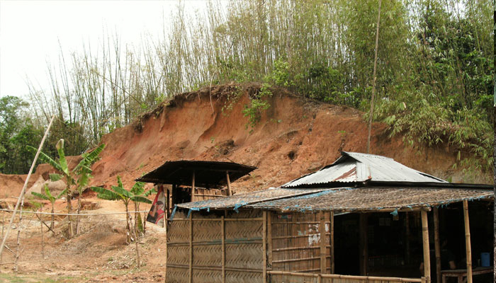 পাহাড়ে ঝুঁকিপূর্ণ বসবাস