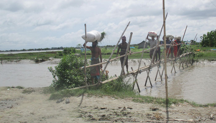 পণ্য ভাসিয়ে ও মাথায় নিয়ে পার হন কৃষক