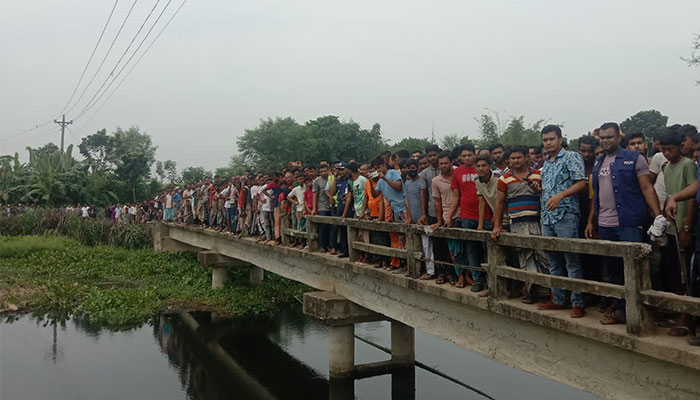 পল্লী চিকিৎসকের মরদেহ ঝুলছিল ব্রিজে