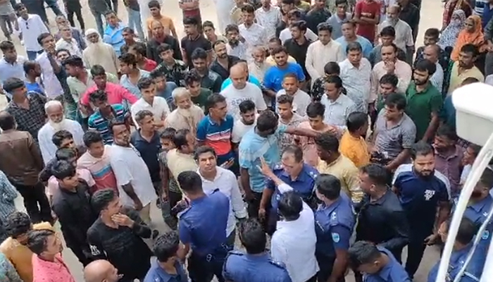সরকারি কর্মচারীদের ওপর আ.লীগ নেতাকর্মীদের হামলা, লাঞ্ছিত ইউএনও