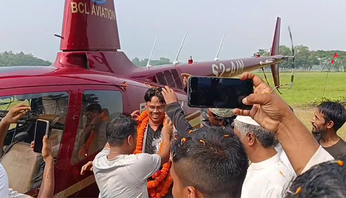 বাবা-মাকে নিয়ে হেলিকপ্টারে গ্রামে ফিরলেন প্রবাসী ছেলে