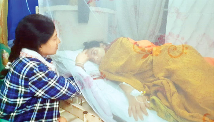 এপাশে স্বামী, ওপাশে মেয়ে সীমা ছুটছেন বিরামহীন