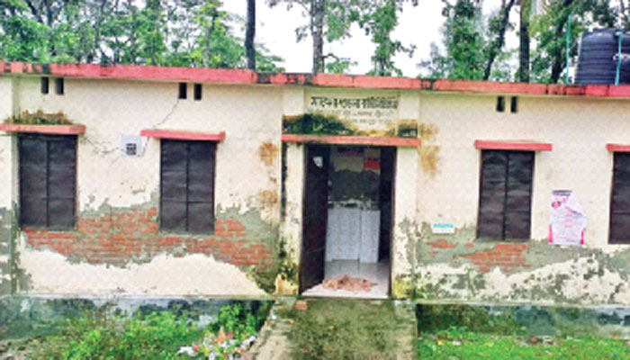 ১০ কমিউনিটি ক্লিনিকে ঝুঁকি নিয়ে সেবা